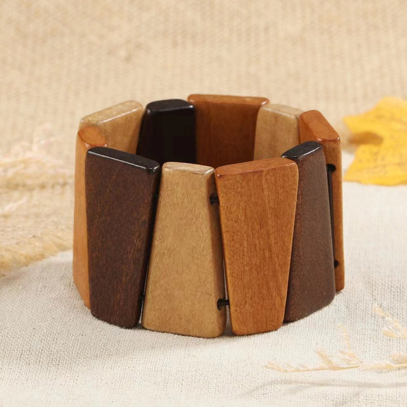 Bracelet manchette femme en bois naturel à larges plaques marron clair et foncé assemblées.