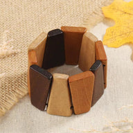 Bracelet manchette femme en bois naturel avec segments triangulaires marron clair, foncé et beige.