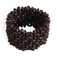 Bracelet large en bois café naturel avec motif floral sculpté pour femme.