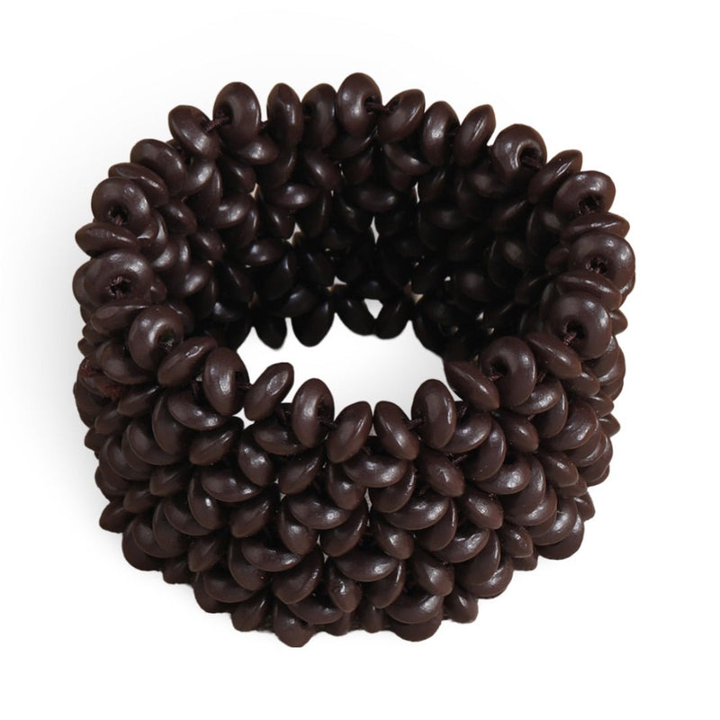 Bracelet large en bois café naturel avec motif floral sculpté pour femme.