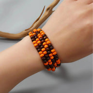 Bracelet femme en perles bois naturel orange et marron, style multi-rangs ajustable.