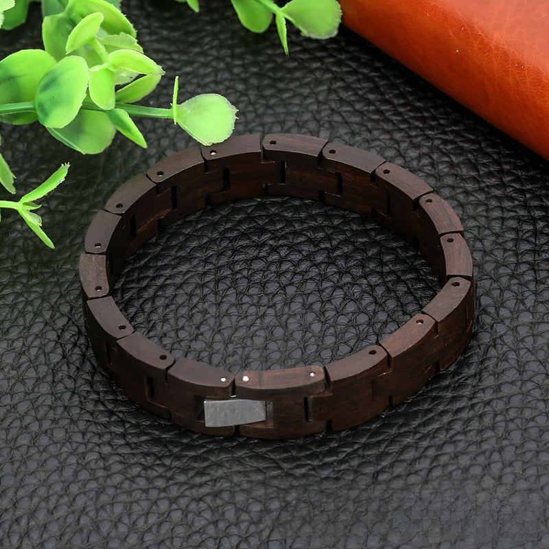 Bracelet homme en bois d’ébène à maillons rectangulaires avec fermoir métallique gris.