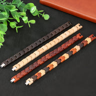 Quatre bracelets en bois pour homme en santal, érable et ébène, style maillons rectangulaires.