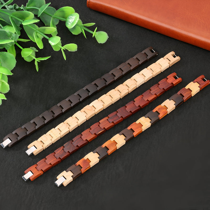 Quatre bracelets en bois pour homme en santal, érable et ébène, style maillons rectangulaires.