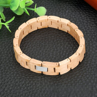 Bracelet en bois d'érable clair, maillons carrés avec fermoir métallique argenté.