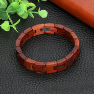 Bracelet pour homme en bois rouge sombre avec maillons rectangulaires et fermoir métal argenté.