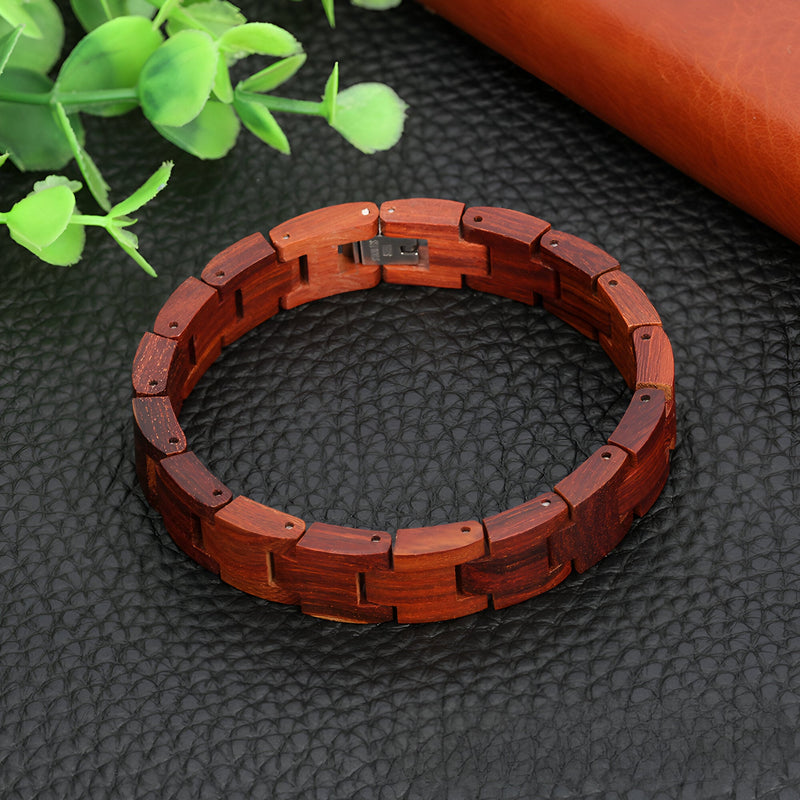 Bracelet pour homme en bois rouge sombre avec maillons rectangulaires et fermoir métal argenté.