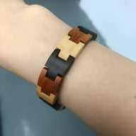 Bracelet en bois pour homme à maillons incurvés en santal, érable et ébène, style moderne.