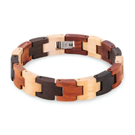 Bracelet homme en bois naturel avec maillons rectangulaires en santal, ébène et érable, fermoir métallique.