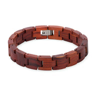 Bracelet pour homme en bois rouge foncé à maillons rectangulaires avec fermoir métallique argenté.