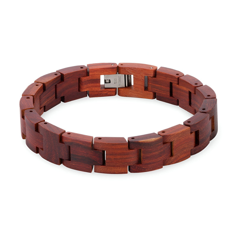Bracelet pour homme en bois rouge foncé à maillons rectangulaires avec fermoir métallique argenté.
