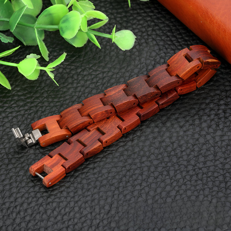 Bracelet homme en bois rouge avec maillons larges et fermoir métallique argenté.