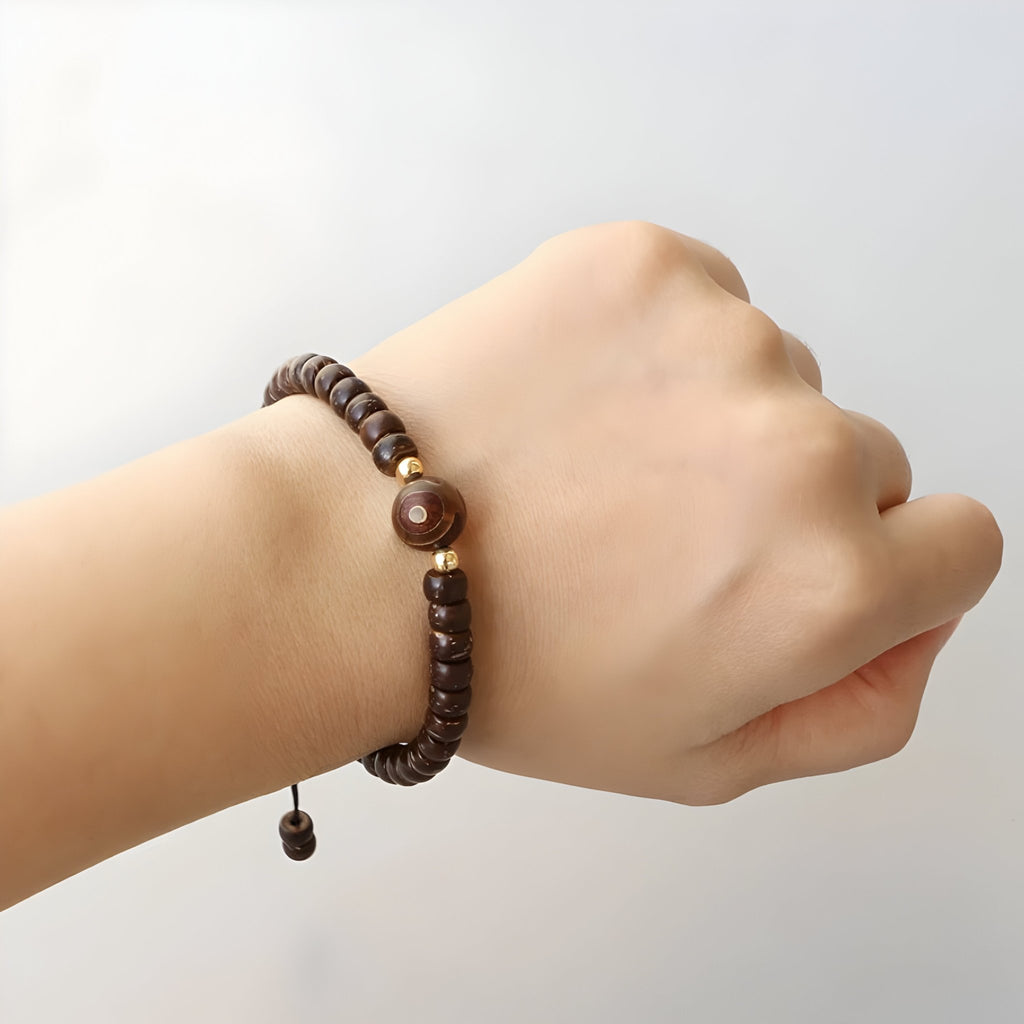 Bracelet marron en coquille de noix coco avec pierre d'agate ronde et cordon réglable.