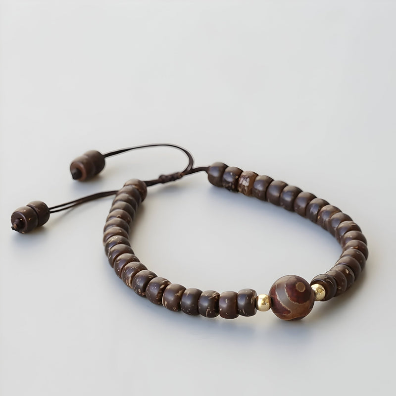 Bracelet marron ajustable en coquille de noix de coco avec perles d'agate marron et détails dorés.