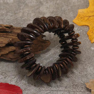 Bracelet rétro pour femme en morceaux de coquille de noix de coco marron foncé.