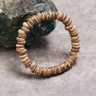 Bracelet mixte marron en coquilles de noix de coco naturel, style décontracté et rustique.