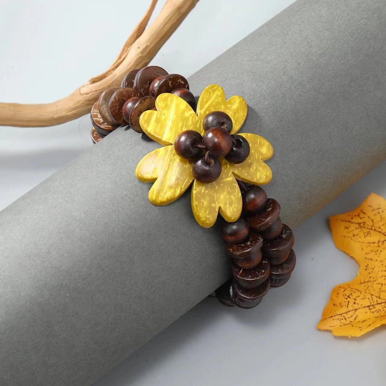 Bracelet en coquille de noix de coco, orné d'une fleur des îles, pour femme, modèle Ginella - La Boutique du Bracelet