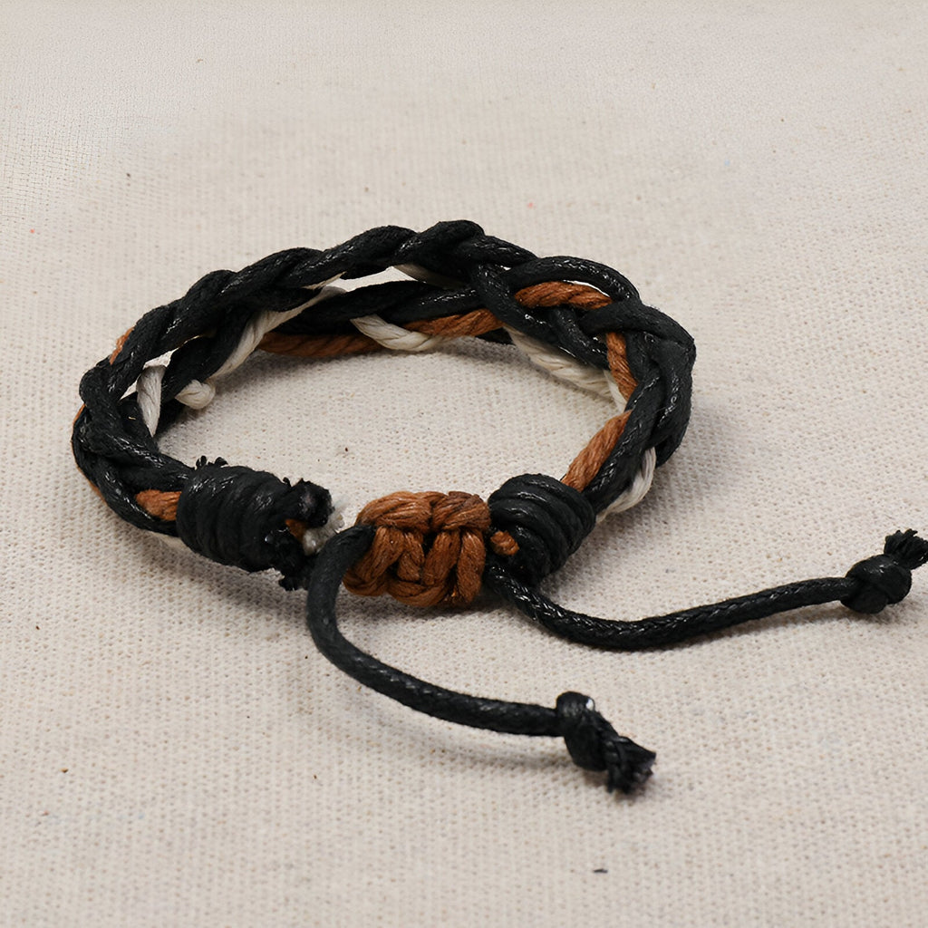 Bracelet en corde tressée noir et marron avec nœud coulissant réglable.