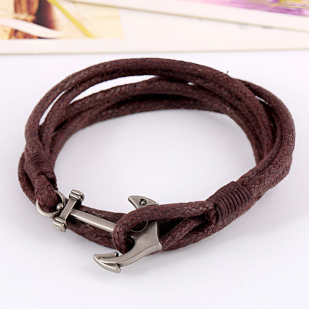 Bracelet en corde café à multiple tours avec fermoir ancre en métal argenté.