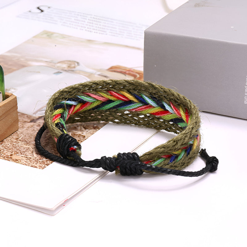 Bracelet en corde tressée vert avec fils colorés, style mixte, fermeture ajustable en nœud.