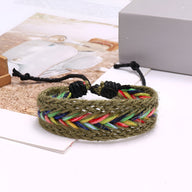 Bracelet tressé vert en corde avec motif coloré et fermeture réglable noire.