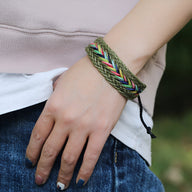 Bracelet en corde tressée vert avec motifs colorés sur poignet, style mixte, modèle Sorel.