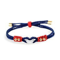 Bracelet en corde tressée bleu avec pierre de jade blanche et détails rouges et dorés.
