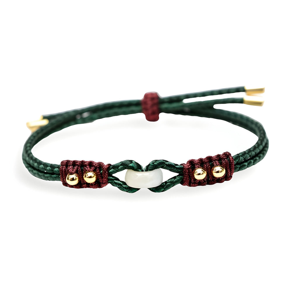 Bracelet mixte en corde tressée verte avec pierre de jade centrale et détails rouge bordeaux élégants.