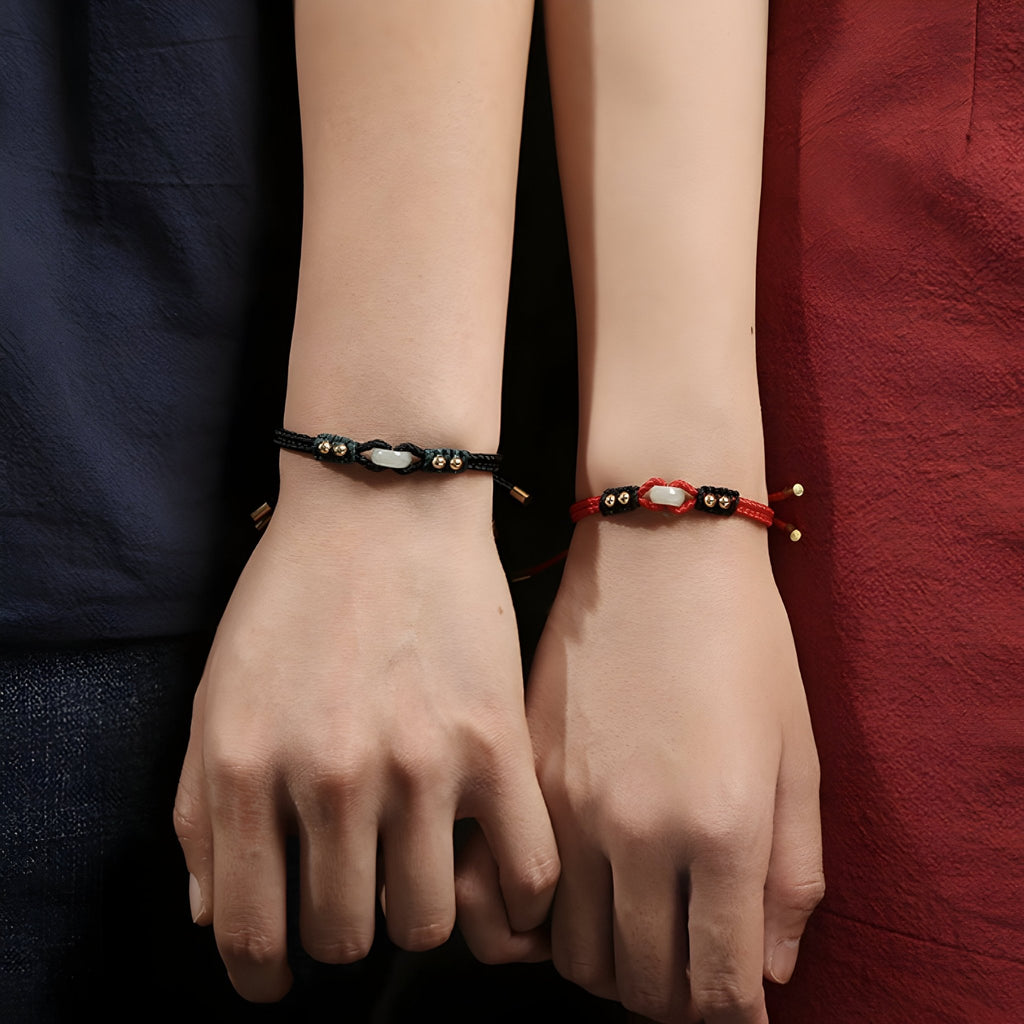 Bracelet tressé noir avec perle de jade verte et détails dorés, modèle River.