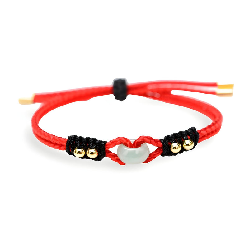 Bracelet en corde tressée rouge avec pierre de jade blanche en forme de cœur et détails noirs et dorés.
