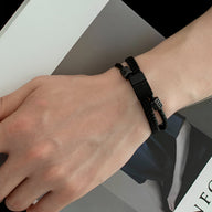 Bracelet homme en corde tressée noire à enrouler avec fermoir mousqueton noir mat.