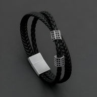 Bracelet homme en corde noire tressée, fermoir et perles argentées à motifs géométriques.
