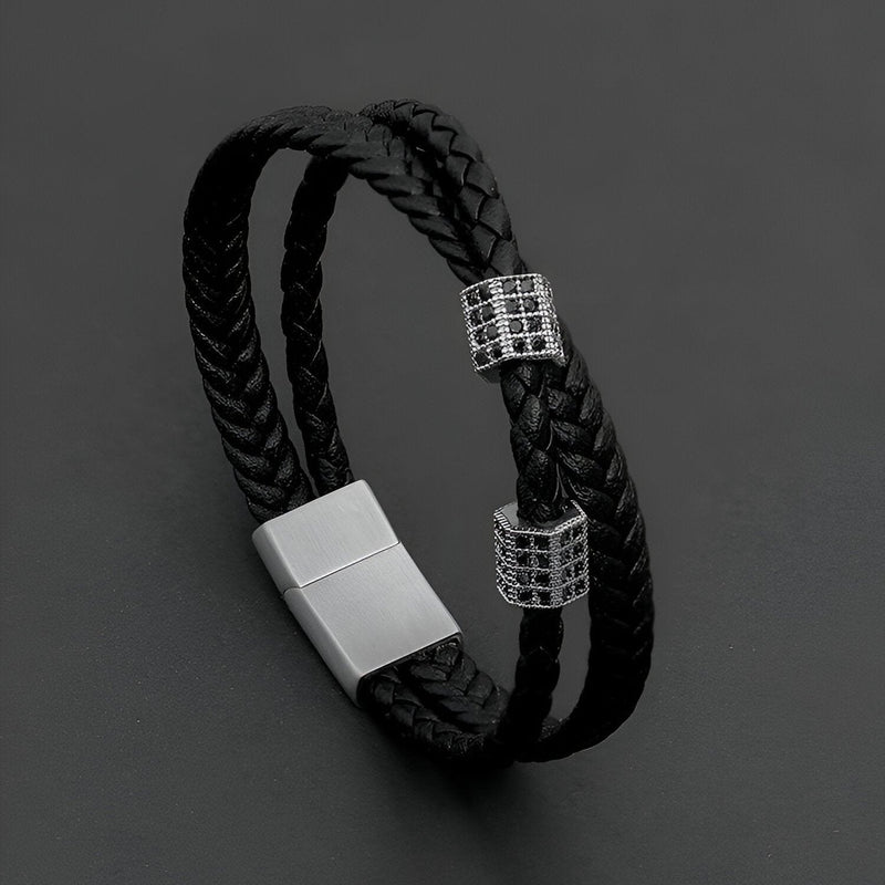 Bracelet homme en corde noire tressée, fermoir et perles argentées à motifs géométriques.