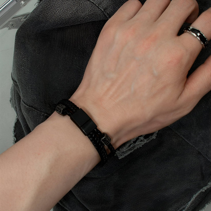 Bracelet homme en corde tressée noire à enrouler avec fermoir mousqueton noir.
