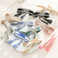 Bracelets en corde tressée multicolores avec inscription "J'adore" et extrémités nouées.