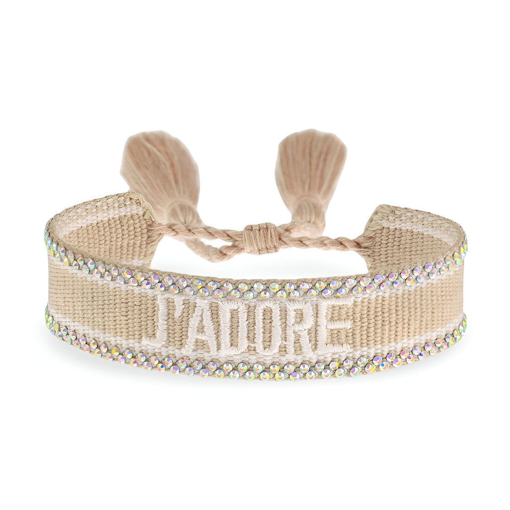 Bracelet en corde tressée beige avec inscription "J'ADORE" en blanc et fils argentés scintillants, fermeture ajustable à.