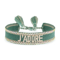 Bracelet en corde tressée vert avec inscription J’ADORE ornée de strass scintillants.