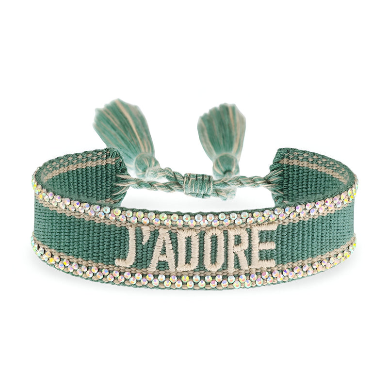 Bracelet en corde tressée vert avec inscription J’ADORE ornée de strass scintillants.