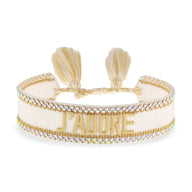 Bracelet en corde beige tressée avec inscription "J'adore" en lettres dorées et bordure de petites perles brillantes.