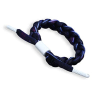 Bracelet en corde tressée bleu marine avec fils violets et fermoir métallique argenté.