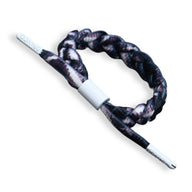 Bracelet en corde tressée noir et blanc avec fermoir simple gris acier.