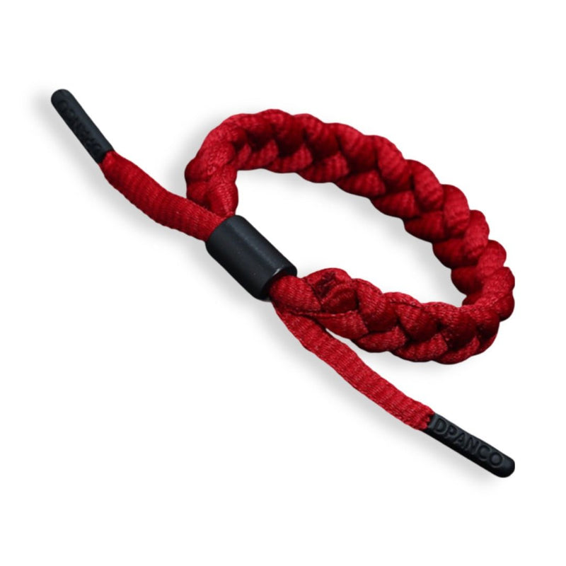 Bracelet en corde tressée rouge vif avec embouts noirs et fermoir cylindrique noir.