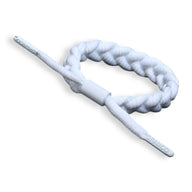 Bracelet en corde tressée blanche avec fermoir coulissant assorti.