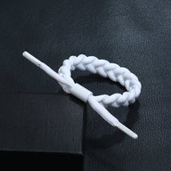 Bracelet tressé en corde blanche avec fermoir cylindrique, style simple et moderne.