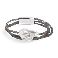 Bracelet femme double tour perles facettées grises avec grande perle centrale nacrée irrégulière.