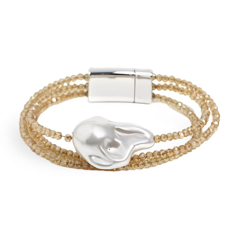 Bracelet femme perles fines kaki triple rang avec grande perle centrale nacrée blanche et fermoir argenté magnétique.