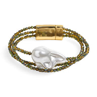 Bracelet triple rang en perles kaki avec grande perle centrale blanche nacrée et fermoir doré magnétique.