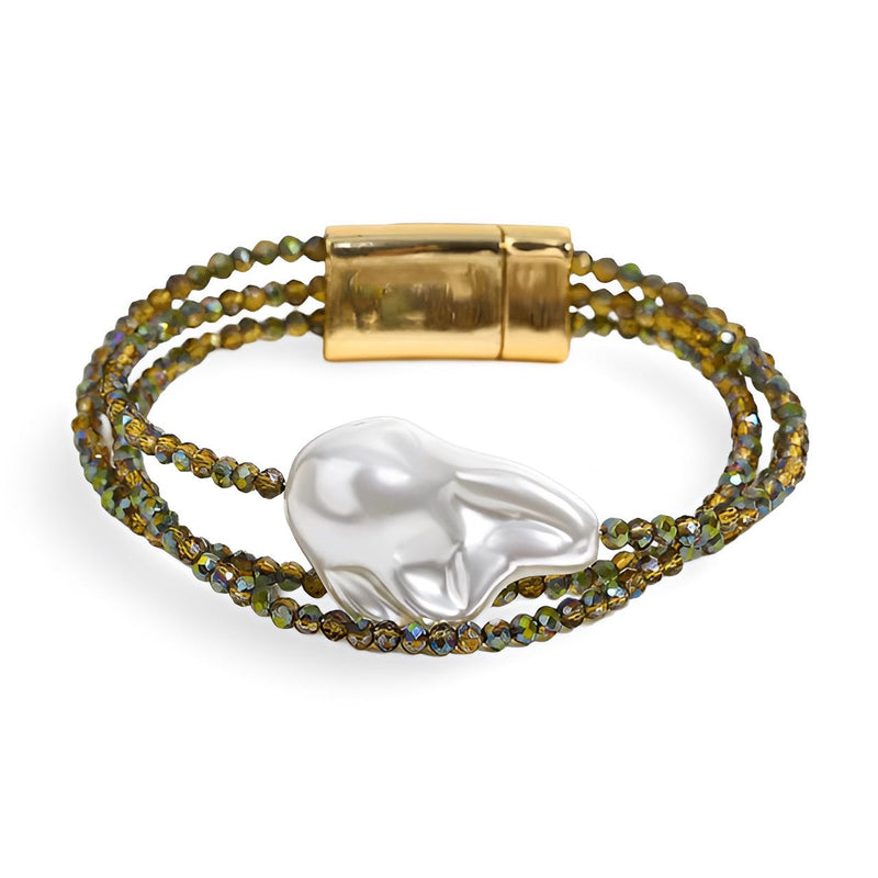 Bracelet triple rang en perles kaki avec grande perle centrale blanche nacrée et fermoir doré magnétique.