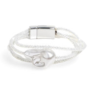 Bracelet blanc multi-brins avec grande perle centrale irrégulière et fermoir argenté magnétique.