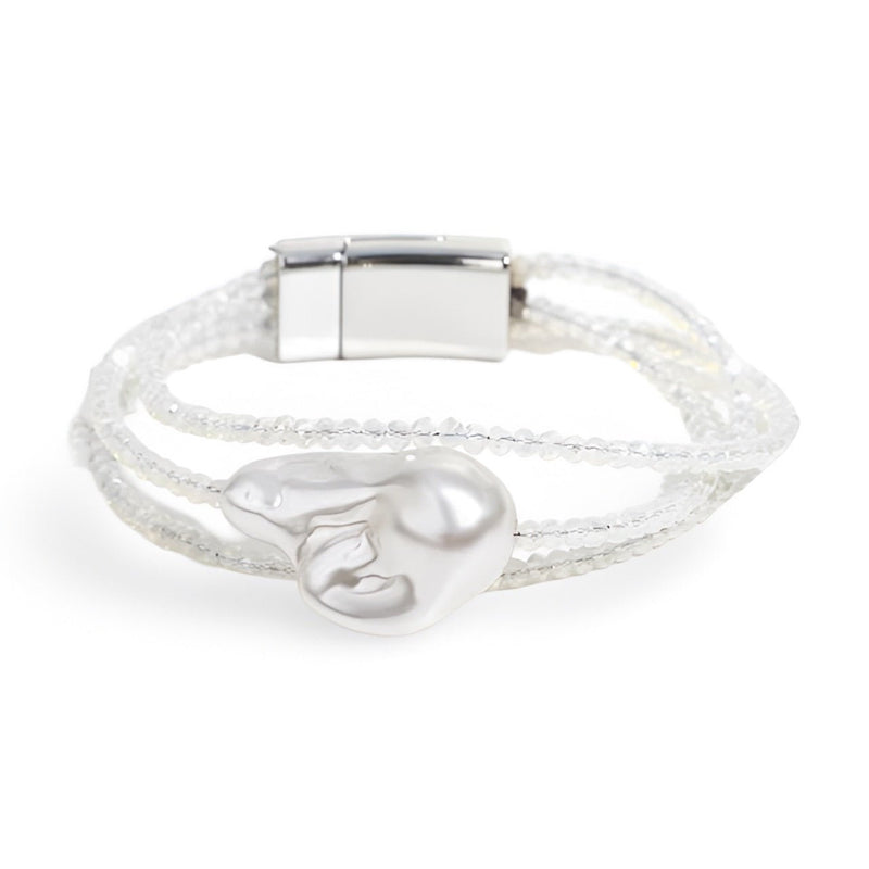 Bracelet blanc multi-brins avec grande perle centrale irrégulière et fermoir argenté magnétique.